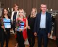 Bild: gf
Bei der Ehrung der Prüfungsbesten des Friseurhandwerks (von links): Stellvertretender Landrat Franz Mädler, Seval Catalbas, Innungsobermeisterin Claudia Rubenbauer, Alina Wagner, Prüfungsausschussvorsitzende Ramona Mühlgasser, Bürgermeister Franz Badura und Kreishandwerksmeister Hans Weber.