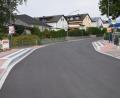 Bild: bö
Die Kreisstraße 23, die durch den Ort Ebermannsdorf führt, ist fertig ausgebaut, und auch die Bushaltestellen sind neu. Was nachhinkt, ist die Parkmoral. Deshalb wird in diesem Bereich ein einseitiges Halteverbot eingerichtet, um den Bussen ein gesichertes Durchkommen zu ermöglichen.