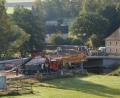 Bild: doj
Im Pfreimdtal spannt sich bereits mächtig die neue Brücke über die Pfreimd. Bevor die Freigabe erfolgen kann müssen aber noch die Straßenanbindung, die Ortsdurchfahrt, Hausanschlüsse und der Gehweg von den Straßenbauern gebaut werden.