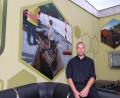 Bild:  Dobler
Künstler Markus Raab hat in im Sommer dieses Jahres die 400 Quadratmeter große Fassadenfläche der Versorgungszentrale der Fernwärme Schwandorf Süd künstlerisch veredelt.