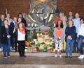 Bild: hcz
Die neuen Hospizbegleiter des Malteser Hilfsdienstes mit ihren Ausbilderinnen vor dem für das Erntedankfest geschmückten Altar der Maria-Waldrast-Kirche.