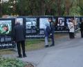 Bild: Kunz
Die Ausstellungseröffnung "Pictures For The Human Rights" in der Kurt-Schumacher-Allee stößt auf großes Interesse.