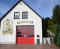 Bild: bey
Das Feuerwehrhaus Neudorf erhält rechts einen Queranbau. Die jetzige Außentreppe wird dann zur Innentreppe. In der bestehenden Garage (rotes Tor) werden Umkleide- und Sanitärräume eingebaut.