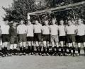 Bild: Archiv SpVgg/exb
Als Ludwig Bock (Vierter von rechts) in den 50er Jahren in der 2. Mannschaft kickte, ging das zumindest in der Zweiten noch ohne regelmäßiges Training.