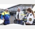 Bild: Hirsch
Polizeiobermeisterin Susanne Lingl (rechts) und Hauptkommissar Thomas Ludwig (links) kamen mit Biker Johann-Peter Ziegler (Mitte) ins Gespräch und gaben ihm Tipps für die passende Sicherheits- und Schutzkleidung auf dem Motorrad.