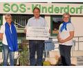 Bild: ads
Groß ist die Freude bei dem Leiter des SOS-Kinderdorfs in Immenreuth, Holger Hassel, über die Spende von 500 Euro, die Lydia Bäumler (links) und Maria Kraus übergeben.