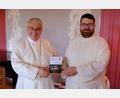Bild: do
Formell übergibt Pater Johannes Bosco Ernstberger (rechts) das erste Exemplar seiner Festschrift über die Abtei Speinshart an Abt Hermann Josef Kugler.