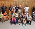 Bild: bsc
Die beiden TSV-Vorsitzenden Helmut Radimerski und Johannes Härtl (hinten, von rechts) sowie Lisa Rauh (mittlere Reihe, rechts), Spartenleiterin Fitness, dankten den Übungsleitern Tanja Totzauer und Thomas Müller (hinten, von links) für ihr Engagement. Die Buben der Turngruppe „Wilde Kerle“ werden von Thomas Müller trainiert und betreut.
