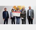 Bild: exb
Gerhard Hösl, Vorstandsvorsitzender der Sparkasse (von links), überreichte den Scheck an Claudia Haderer, Gisela Wenning und Manfred Klöble. Auch Bürgermeister Johannes Reger war hocherfreut über die finanzielle Unterstützung.