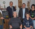 Bild: ws
Eine "Gnadenhochzeit" ist ein wirkliches außergewöhnliches Ereignis. Hedwig und Franz Zwerenz (vorne) können auf diese 70 Ehejahre zurückblicken. Dazu durften sie auch die Glückwünsche von (hinten, von links) Bürgermeister Alfred Stier, Landrat Roland Grillmeier sowie Stadtpfarrer Konrad Amschl und natürlich von Tochter Sieglinde mit Ehemann Otmar Trescher entgegennehmen.