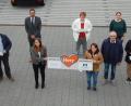 Bild: sm
Geschäftsstellenleiterin Janine Becker (vorne, Zweite von links) übergab zusammen mit Regionalmarktleiter Gerhard Röbl (hinten, links) insgesamt 2000 Euro an sieben Einrichtungen.
