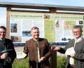 Bild: Hirsch
Landrat Thomas Ebeling, Initiator Jürgen Donhauser und Bürgermeister Martin Birner (von links) brachten die letzten Hinweisschilder für den Wild-Wasser-Weg an und würdigten die Gemeinschaftsleistung des Umweltschutzprojektes.