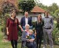 Bild: mis
Im Kreise ihrer Familie feiert Maria Zimmermann (Mitte) ihren 90. Geburtstag. Über die Glückwünsche von Nabburgs Bürgermeister Frank Zeitler (Mitte hinten) freute sich die Jubilarin besonders.