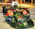 Bild: ak
Mitglieder des Obst- und Gartenbauvereins haben den Erntedankaltar vor dem Hauptaltar der Kulmainer Pfarrkirche gelegt.