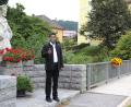 Bild: Josef Böhm
Pater Savari an der Murachbrücke in Niedermurach gleich neben der Pfarrkirche. Zu Gottesdiensten ist er hier stets zu Fuß unterwegs. Er zeigt sich optimistisch in Bezug auf die weniger werdenden Kontaktbeschränkungen und hofft auf neue Begegnungen mit den Menschen.