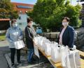 Bild: gz
Die Kuchentüten am Verkaufsstand von Pfarrgemeinderatssprecherin Agnes Härtl (re) waren zügig ausverkauft.