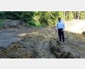 Bild: jp
Bürgermeister Stefan Braun begutachtet den Ausbau der Gemeindeverbindungsstraße zwischen Dettnach und Drahberg an der früheren Engstelle mit den Kurven im Wald, wo die Rodungsarbeiten bereits im Frühjahr stattgefunden haben.