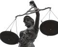 Symbolbild: David-Wolfgang Ebener
Eine Statue der Justitia mit einer Waage in ihrer Hand.