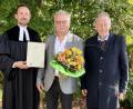 Bild: wku
Die Pfarrer Stefan Fischer (links) und Pfarrer Klaus Plorin (rechts) ehrten den langjährigen Lektor Manfred Hellbach.