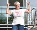 Bild: Gabi Schönberger
Ein Luftsprung fürs Foto - na klar! Anita Schiller (38) strahlt Lebensfreude pur aus. Mit dieser positiven Einstellung möchte die ehemalige Brustkrebspatientin anderen betroffenen Frauen helfen.
