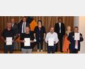 Bild: soj
Die Geehrten (vorne, von links) Richard Braun, Horst Buchwald, Rudi Rubenbauer und Hans-Stefan Würstl sowie (hinten, von links) Ehrensenior Karl Eichhorn mit Bürgermeister Wolfgang Söllner, Vorsitzende Carolin Knott, Präses Pfarrer Pater Anish George.