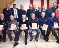 Bild: no
Ehrungen bei der Feuerwehr Illschwang: (sitzend, von links) Hermann Niebler, Willi Weiß, Hans Herbst, Herbert Pickel, Richard Hiltl, Günter Kolb, (stehend, von links) Kreisbrandrat Fredi Weiß, Bürgermeister Dieter Dehling, Manfred Herbst, Franz Sellner, Kreisbrandinspektor Hans Sperber, Günter Englhard, Vorsitzender Georg Graf, Ehrenkommandant Richard Koller, Kommandant Thorsten Jobst und Werner Übler.