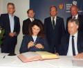 Bild: e
Beim Eintrag ins Goldene Buch des Landkreises (von links): Stellvertretender Landrat Nürnberger Land, Robert Ilg, Museumsleiter Martin Schreiner, Bezirksrat Martin Preuß, Bürgermeister Roland Strehl und sitzend: Ministerin Michaela Kaniber und Landrat Richard Reisinger.