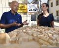 Bild: Petra Hartl
Projektleiter Roland Seissler und Sandra Kainz, die Leiterin der Regensburger Niederlassung des Projektentwicklers Ten Brinke, brachten in den vergangenen Wochen auch über Holz-Modelle den Ambergern nahe, wie sich das Projekt mit dem offiziellen Namen "Leben AM Spitalgraben" in die Amberger Altstadt einfügen sollte.