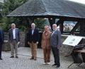 Bild: wro
Der Architekt und ehemalige Präsident des Rotary-Clubs, Peter Brückner (links), freute sich mit seinem Nachfolger Thomas Pfletscher (Mitte) über die Spende, übergeben von Fellowship-Sprecher Norbert Meik, Brigitte und Günter Schneider (von links).