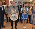 Bild: jr
Zu neuen Schützenkönigen kürten die "Lindenzweig"-Schützen Großensees beim Nachwuchs Sophia Grillmeier und bei den Erwachsenen Erich Völkl. Unser Bild zeigt (von links) Bürgermeister Johann Burger, Bernhard Voith, Erich Völkl, Gauschützenmeister Manfred Zölch, Sophia Grillmeier, Vorsitzenden Helmut Kipferl und Nele Haberkorn.