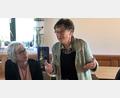 Bild: Manfred Haberzeth/exb
Viele Gratulanten feiern mit Ulla Albert (rechts) ihren 80. Geburtstag.