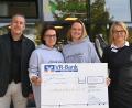 Bild: gf
Einen Scheck über 1920 Euro überreichten die Inhaber des Sanitätshauses Hellbach, Susanne Hahn (rechts) und Matthias Hahn (links) den Vorsitzenden der Selbsthilfeinitiative Lebensheldin, Silke Linsenmaier (Zweite von links) und Isabella Ladines (Zweite von rechts).