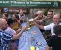 Bild: ksa
Erwin Kraus (hinten, rechts) stößt mit Familie und Freunden auf die Eröffnung des Biergartenmuseums im Bochviertel an.