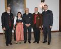Bild: BSSB/exb
Wolfgang Weiß (Erster von links) wurde von Herzog Franz von Bayern (Mitte) mit dem Protektorabzeichen in Gold geehrt. An der Verleihung nahmen auch sein Frau Martina Weiß, Bezirksschützenmeister Harald Frischholz und Landesschützenmeister Christian Kühn (von links) teil.