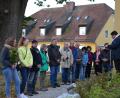 Bild: gi
Pfarrer Udo Klösel erteilte den Fußwallfahrern den Pilgersegen. Ziel war heuer die Kreuzbergkirche in Pleystein.