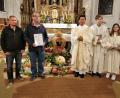Bild: hzi
Unser Bild zeigt (von links) Georg Schraml, Reinhold Stopfer, Pater Samuel Patton und die Ministranten.