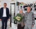 Bild: prh
Aus geplanten drei Jahren wurden 50. Seit 1971 leben Ahmet und Sahinde Domdomlar (von rechts) in Altenstadt. Am Mittwoch blickten die beiden auf 50 Jahre Ehe zurück. Zum Jubiläum gratulierte Bürgermeister Ernst Schicketanz (links) mit einem Blumenstrauß.