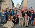 Bild: bir
Die Teilnehmer an der HistorischenStadtführung zusammen mit Christina Zapf (vorne, links) und Cornelia Stahl (rechts) sowie den Schauspielern (vorne, Mitte) Lilly Melzer, Martin Rother, Andreas Schirmer und Karl Jäger.