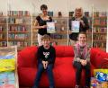 Bild: Stadtbibliothek Sulzbach-Rosenberg/exb
Bibliotheksleiterin Christine Hollweck und Mitarbeiterin Cornelia Herrmann-Brehm (stehend, von links) ehren Theo Sommer und Emma Schwegler (sitzend, von links), die in den Sommerferien die meisten Bücher gelesen haben.