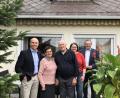 Bild: mis
Georg Geitner (Mitte) freut sich über die Glückwünsche zu seinem 85. Geburtstag. Mit Ehefrau Margot und mit zwei seiner Kinder, Stefan (links) und Theresa (Zweite von rechts), verbrachte er den Ehrentag. Auch Bürgermeister Frank Zeitler (rechts) gratulierte dem langjährigen Beamten.