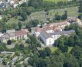 Bild: mür
Mit dem Abbruch des früheren Altenheims St. Maria (links neben dem Krankenhaus-Gebäude an der Egerer Straße) soll in Kürze begonnen werden. Auf dem Grundstück entsteht die neue Dienststelle des Landesamts für Digitalisierung, Breitband und Vermessung. Der symbolische Spatenstich ist noch in diesem Jahr geplant,