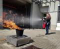 Bild: Bundespolizei/exb
Feuerlöschen steht auch auf dem Programm: Schoolguard Annalena Köppl löscht einen Brand bei der Weidener Feuerwehr.