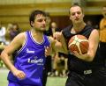 Bild: af
Vladimir Krysl (rechts) kehrt am Sonntag an seine alte Wirkungsstätte zurück. Der Basketballer der DJK Neustadt spielte früher für die Hamm Baskets Weiden und kennt sich daher mit den Gegebenheiten der Weidener Mehrzweckhalle bestens aus.