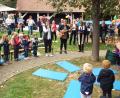 Bild: e
Die Kinder spielen und singen beim Fest zum 30-jährigen Bestehen des Kindergarten. St. Nikolaus in Theuern. Alle Besucher haben ihre Freude daran.