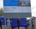 Bild: Eger
Heimat- und Finanzminister Albert Füracker (Vierter von links) enthüllte die Bautafel mit (von links) MdL Tobias Reiß, Architekt Peter Kuchenreuther, Waldsassens Bürgermeister Bernd Sommer, Landrat Roland Grillmeier und den Vizepräsidenten des LDBV, Ferdinand Roßmeier.