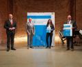 Bild: Bayerische Staatskanzlei/Christian Blaschka/exb
Zum Übergabetermin mit Minister Albert Füracker (von links) waren Landrat Roland Grillmeier sowie die Bürgermeister Margit Bayer und Klaus Meyer nach München angereist.