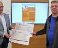Bild: stg
Roman Schäffler (links) überreichte die beiden Schecks über insgesamt 12.000 Euro an Holger Pühl.