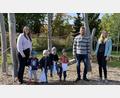 Bild: Monika Habelt/exb
Die stellvertretende Kindergartenleiterin des Kinderhauses St. Barbara, Lisa Spring, freut sich mit den Kindern über die Vielzweck-Beutel aus ausgedienter Tischwäsche, die (rechts) Stefanie Schlosser, Verwaltung Innovision Center und zugleich Schneiderin der Taschen, sowie Stephan Wolfrath, Betriebsleiter des Innovision Centers, überreichten.