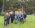 Bild: Baumann Automation/exb
Georg Baumann (links) und seine Frau Annette (rechts daneben) begrüßten bei der offiziellen Eröffnung des Waldkindergartens viele Ehrengäste.