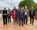 Bild: Matthias Beer/exb 
Die Ehrennadel mit Kranz für 50 Jahre Vereinszugehörigkeit bekamen vier Mitglieder des Vereins. Das Bild zeigt von links Ehrenvorstand Hermann Beer, stellvertretenden Kreisverbandsvorsitzender Hans-Dieter Betz, Brigitte Mulzer, Vorsitzenden Franz Ziegelmeier, Johann Neidl, Berthold Fuchs, Bürgermeister Christian Ziegler, Alfred Neidl und Pfarrer Michael Hoch.